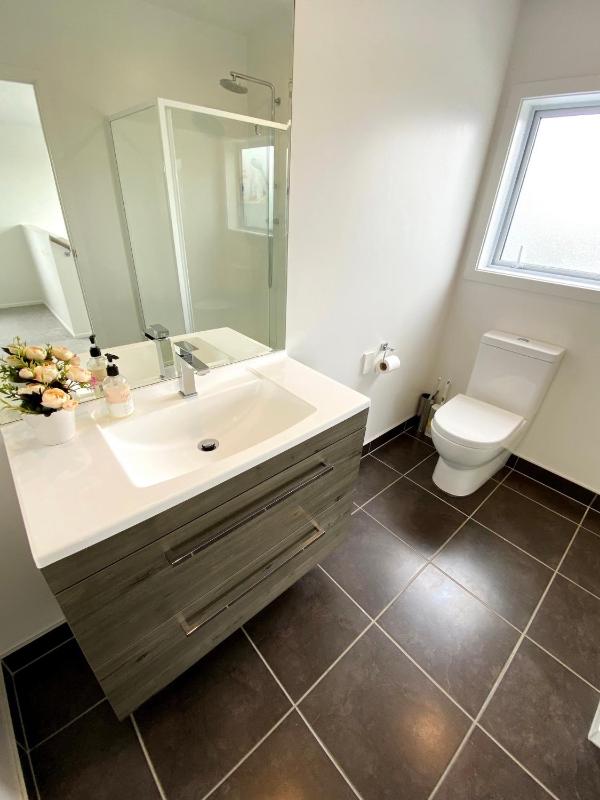 Browns Bay Spacious Retreat- near Beach & Shopping - image 10