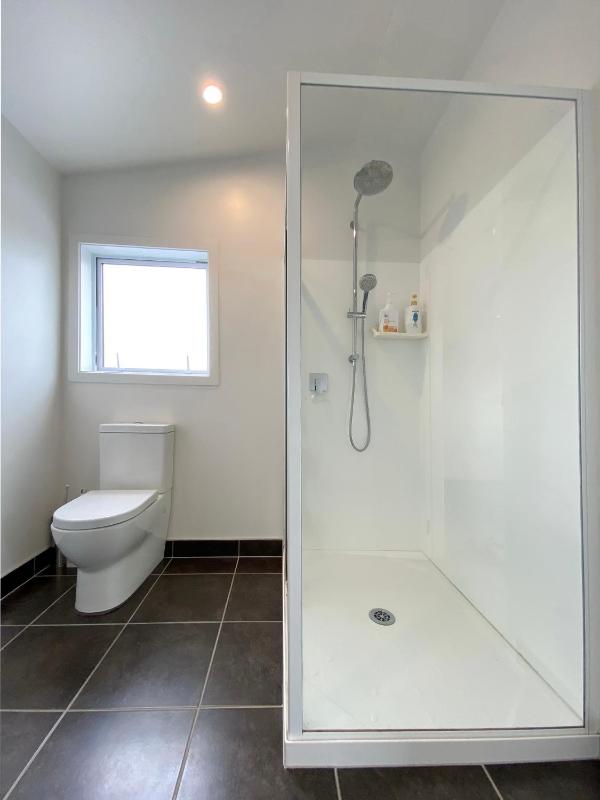 Browns Bay Spacious Retreat- near Beach & Shopping - image 13