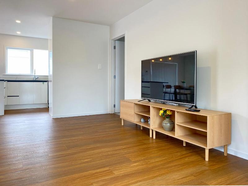 Browns Bay Spacious Retreat- near Beach & Shopping - image 2
