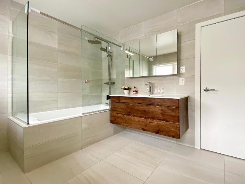 Browns Bay Spacious Retreat- near Beach & Shopping - image 7