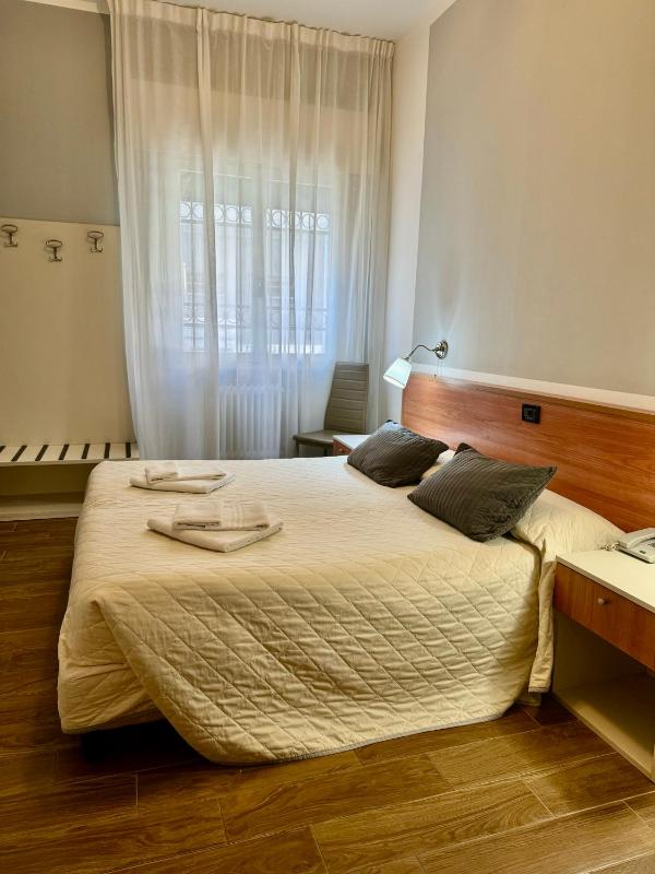 Double or Twin Room image 4