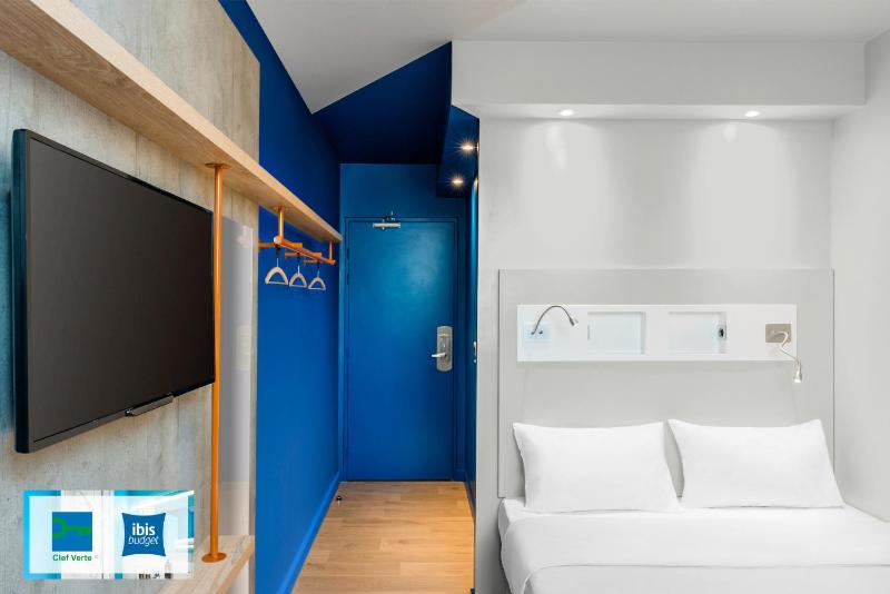 Double Room with large double bed image 1