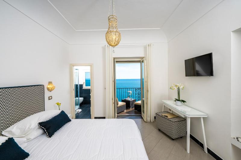 Double Room with Sea View image 1