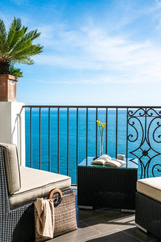 Superior Double Room with Sea View image 3