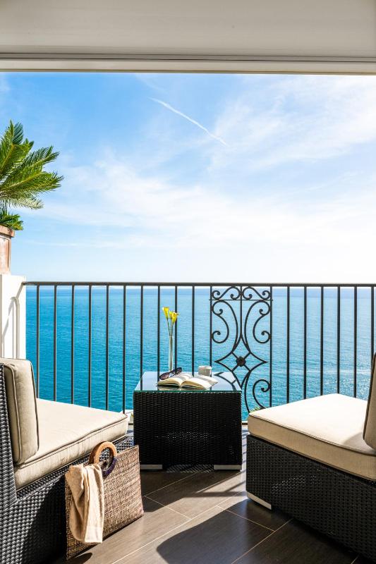 Superior Double Room with Sea View image 2
