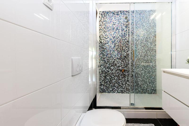 Exclusive Pool Escape Near Sea - Happy Rentals - image 2