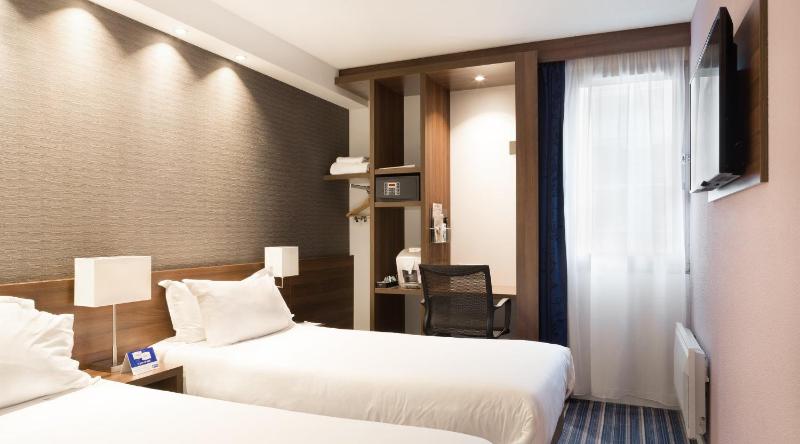 Standard Room with Two Single Beds image 3