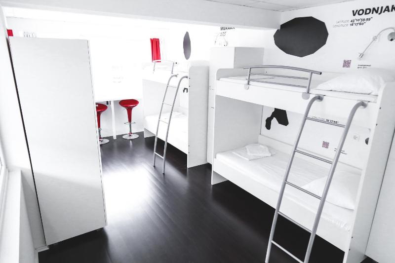Private Quadruple Room with Bathroom image 3