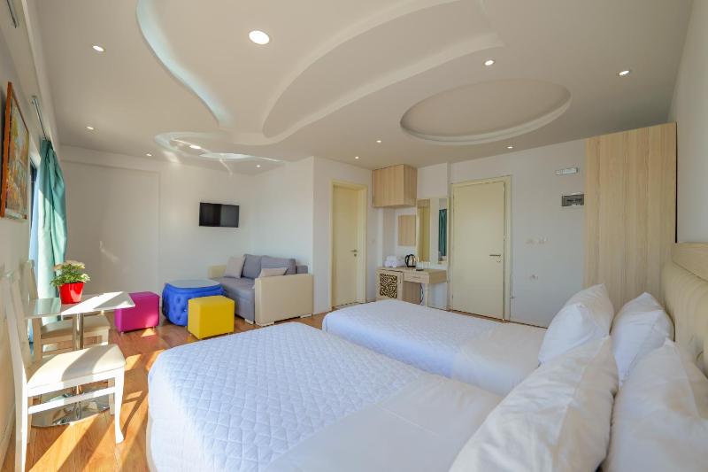 Deluxe Suite with Sea View image 3