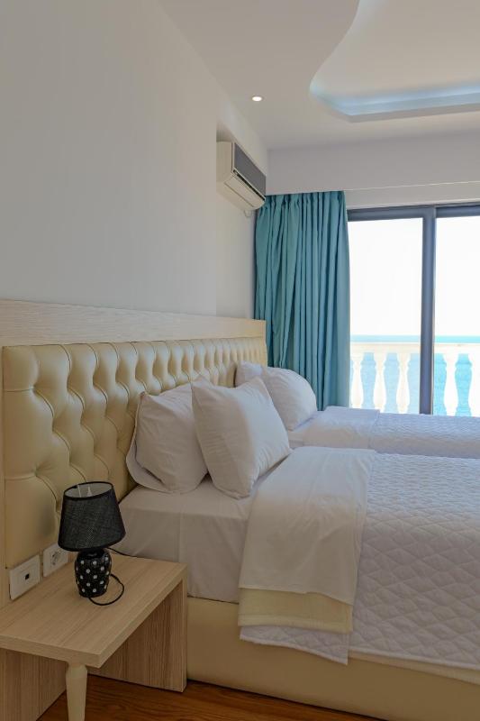 Deluxe Suite with Sea View image 4