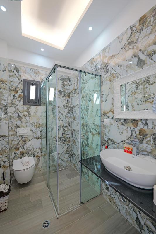 Double Room with Balcony image 2