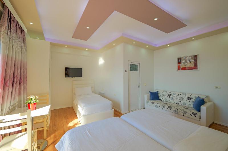 Triple Room with Sea View image 3