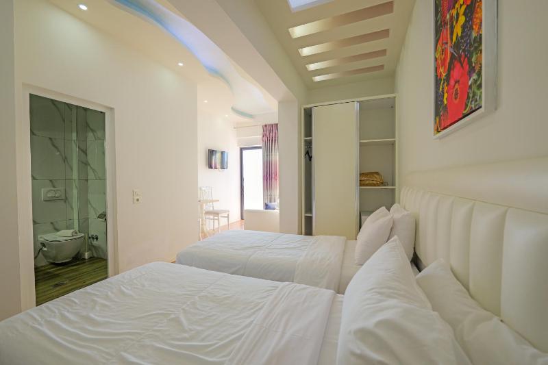 Deluxe Double or Twin Room with Sea View image 4