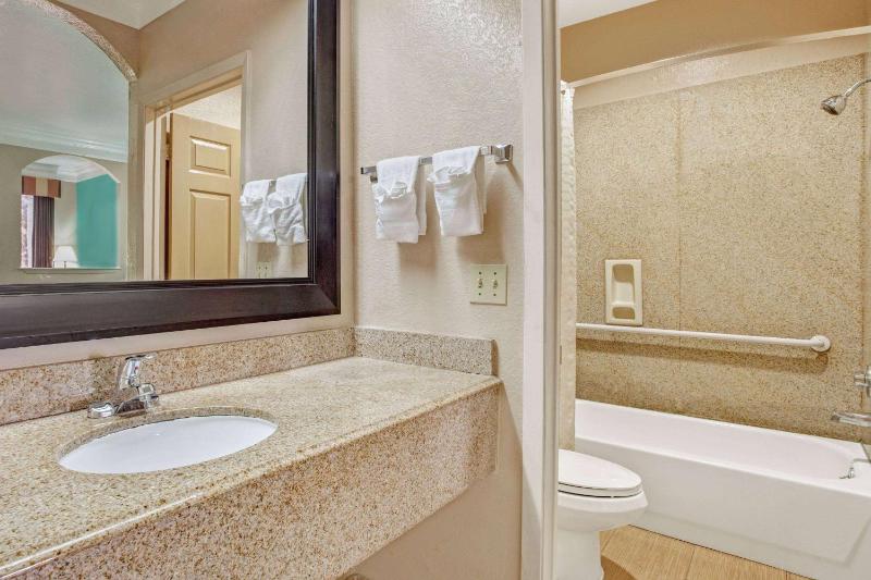 Super 8 by Wyndham Galveston - image 6