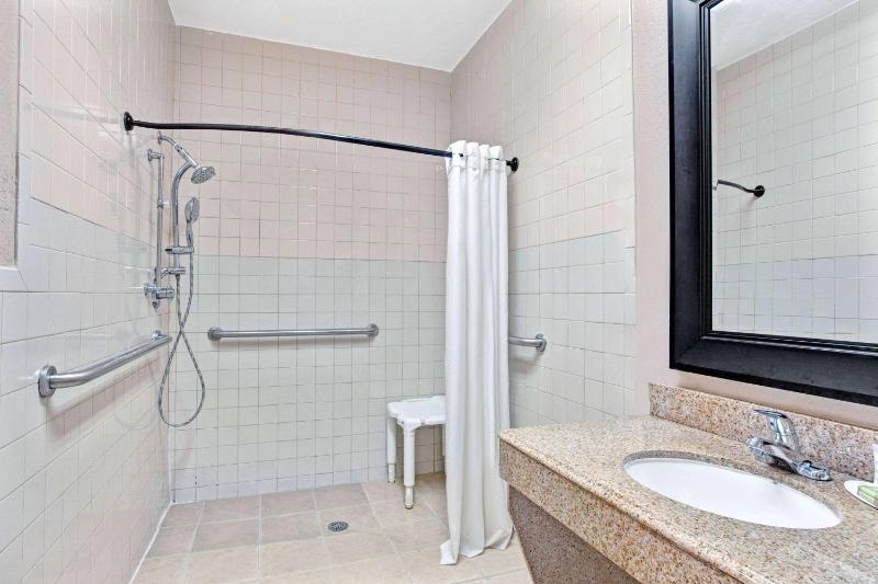 Super 8 by Wyndham Galveston - image 23