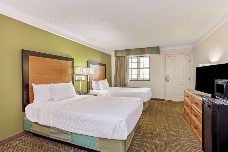 Double Room with Two Double Beds image 4