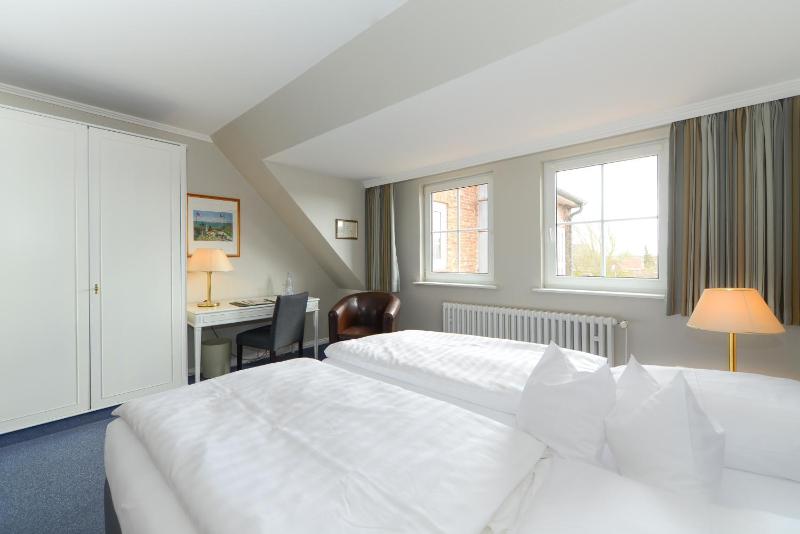 Standard Double Room image 4
