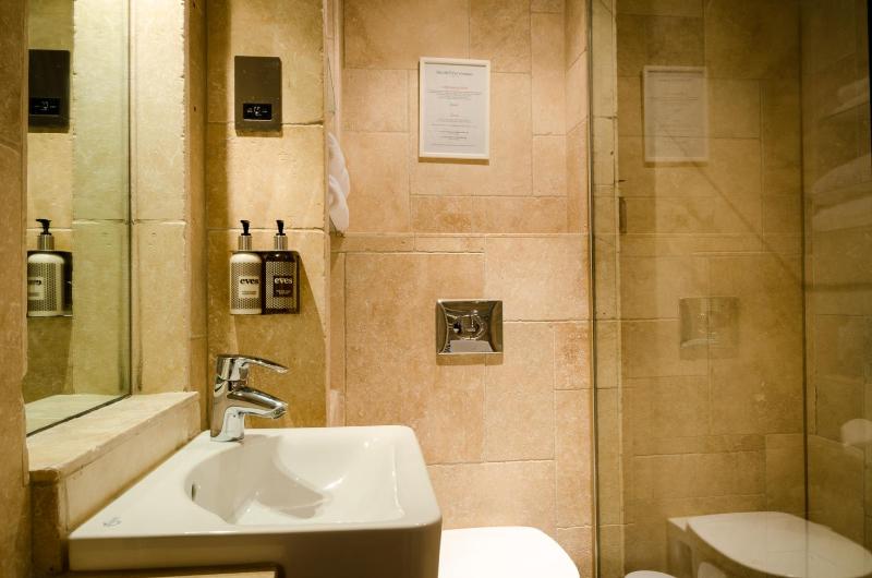 Double Room image 4