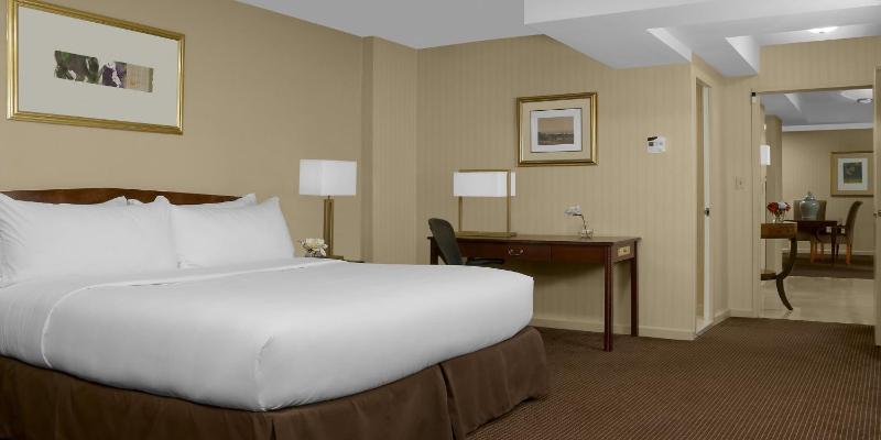 Standard King Room image 2