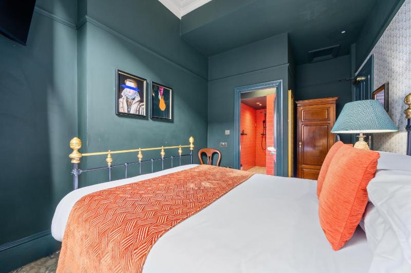 Small Double Room image 3