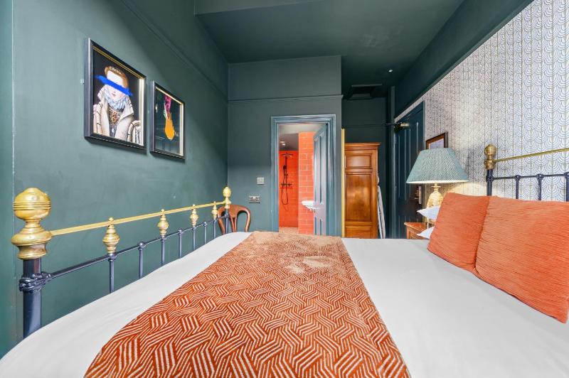 Small Double Room image 4