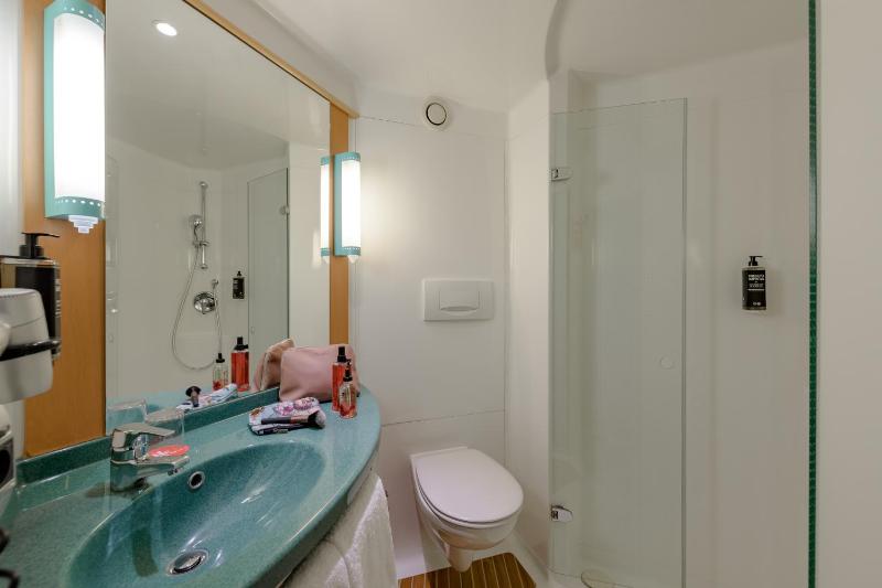 Standard Double Room image 3