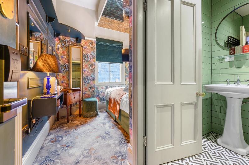 Small Queen Room image 3