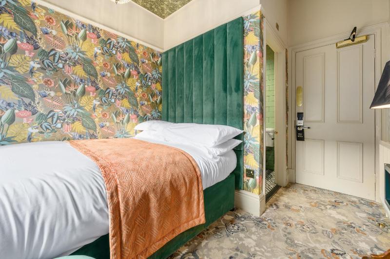 Small Queen Room image 4