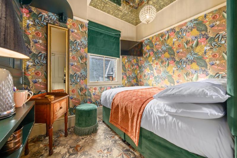 Small Queen Room image 1