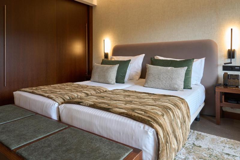 Twin Room with Extra Bed (2 Adults + 1 Child) image 1