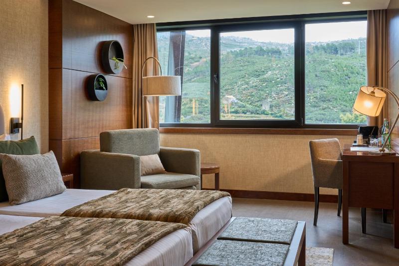 Twin Room image 4
