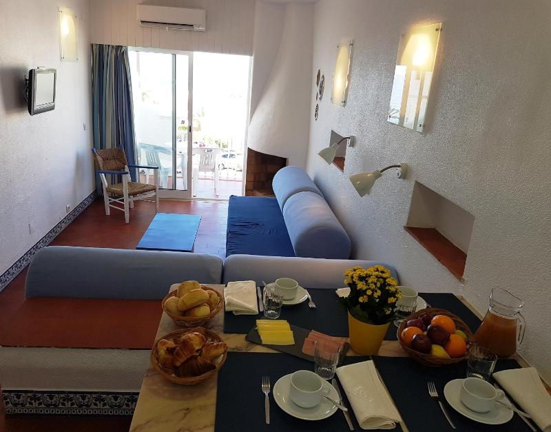 One-Bedroom Apartment with Sea View image 4