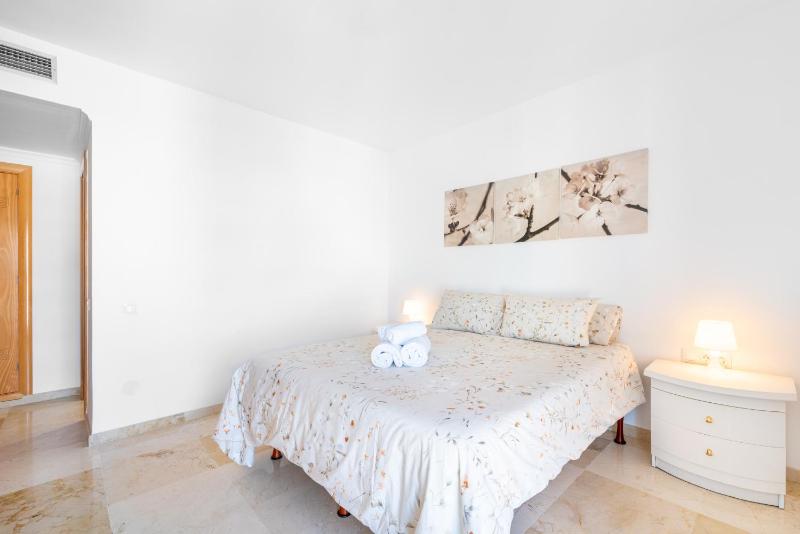 La Carihuela Beachfront II - Comfort Style & Sea Views - image 9