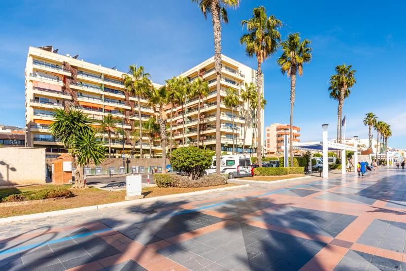 La Carihuela Beachfront II - Comfort Style & Sea Views - image 11