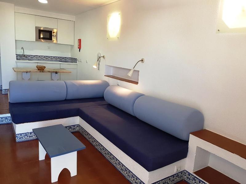 One-Bedroom Apartment with Sea View image 3
