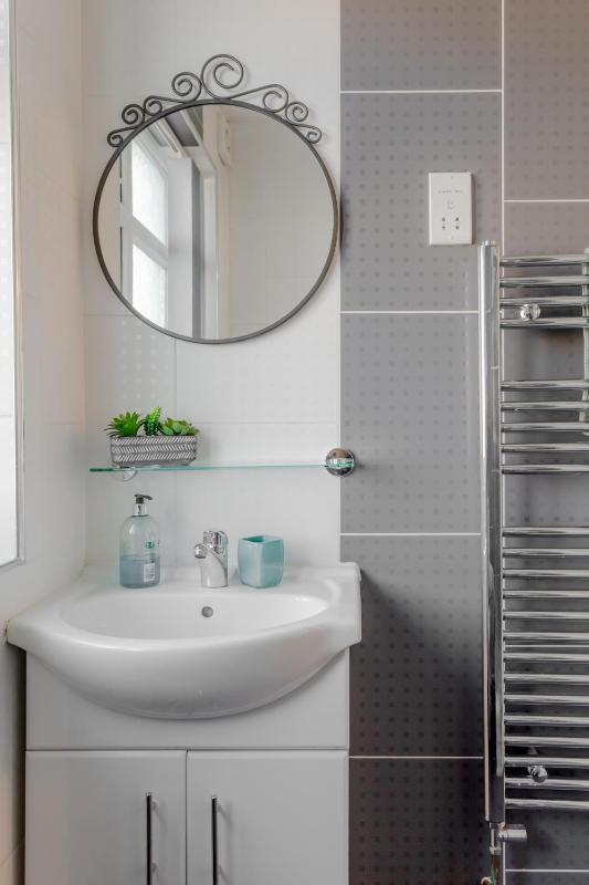 Twin Room with Shared Bathroom image 4