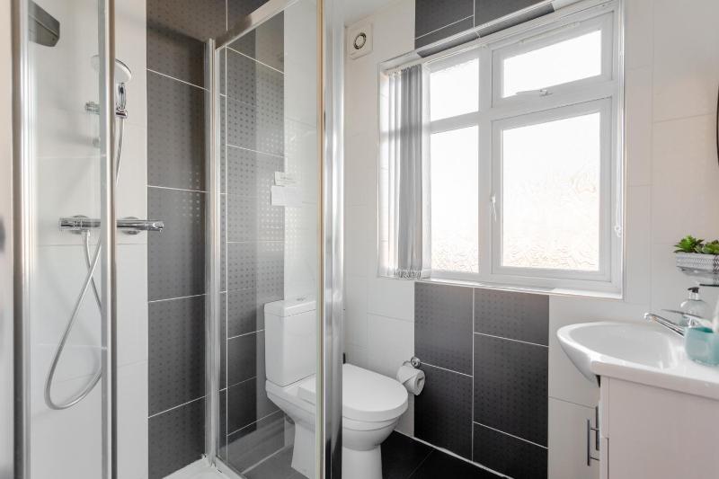 Twin Room with Shared Bathroom image 3