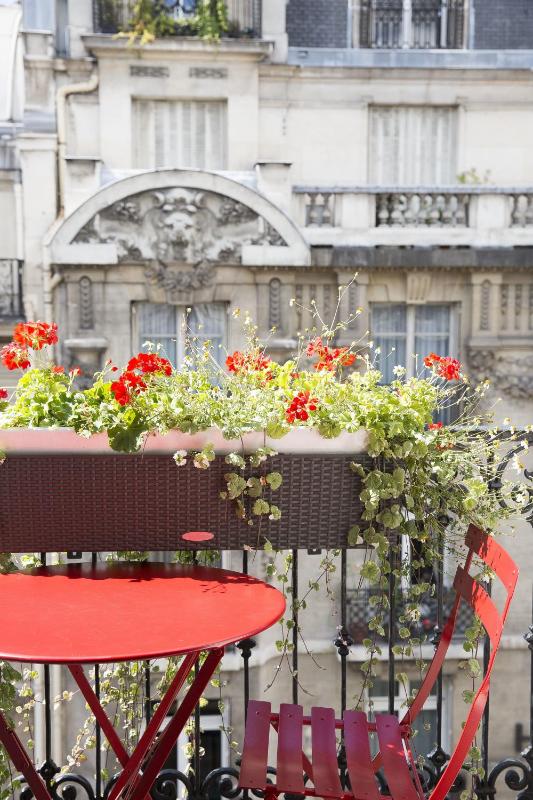 Superior Twin Room with Balcony and Bath image 3