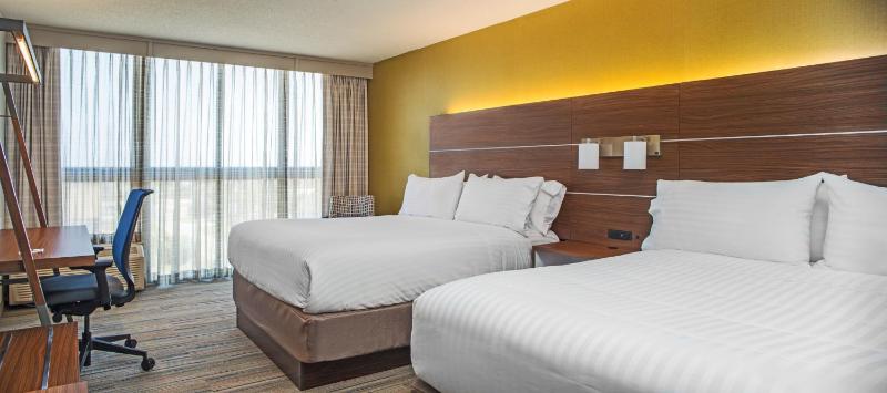 Queen Room with Two Queen Beds - City View image 1