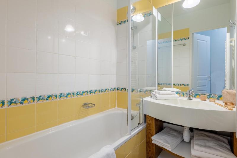 One-Bedroom Apartment with Sleeping Alcove (6 People) image 2