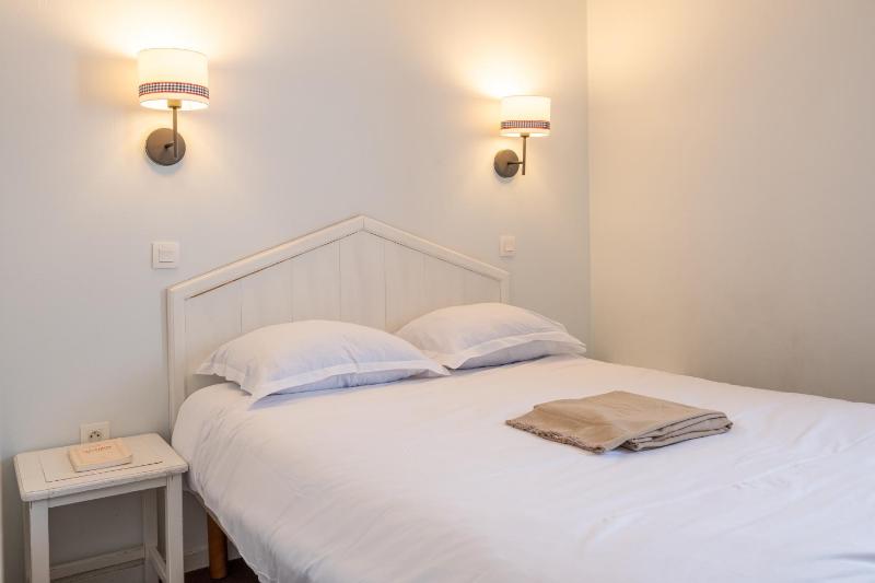Two-Bedroom Apartment with Sleeping Alcove (8 People) image 3