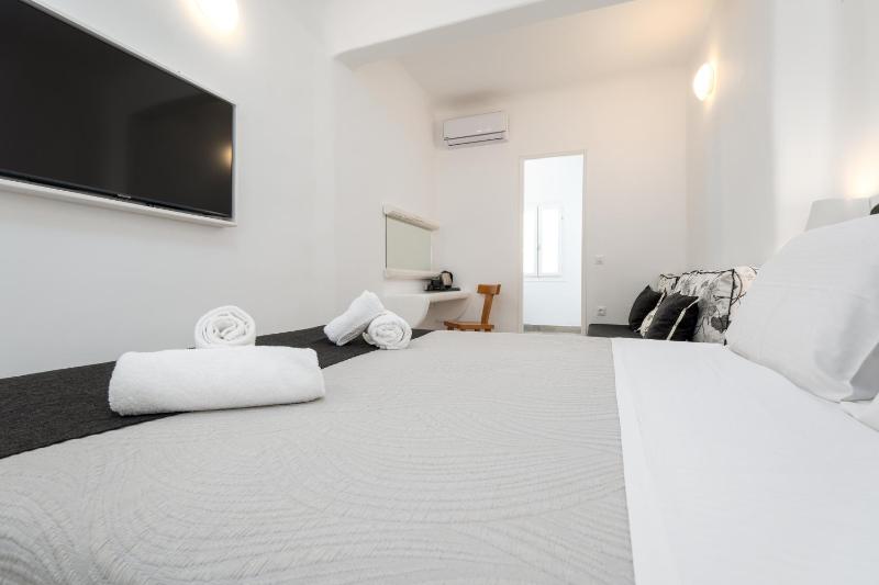 Deluxe Suite with Hot Tub & Caldera View image 1