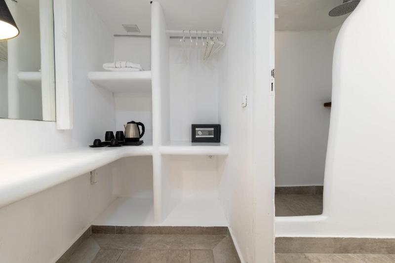 Cave Suite with Plunge Pool & Caldera View image 3