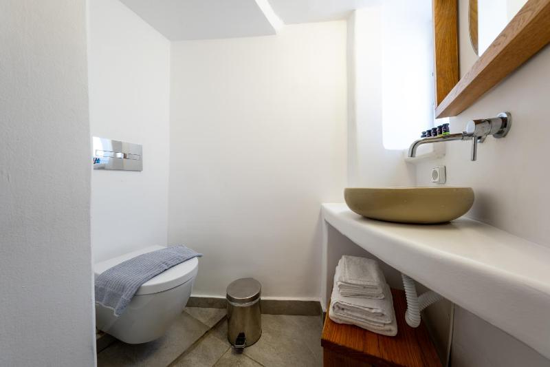 Cave Suite with Plunge Pool & Caldera View image 2