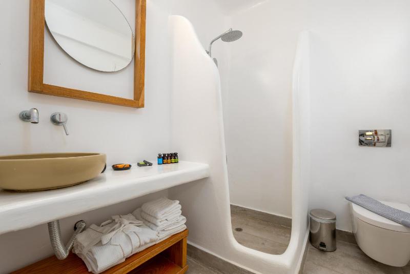 Deluxe Suite with Plunge Pool & Caldera View image 4