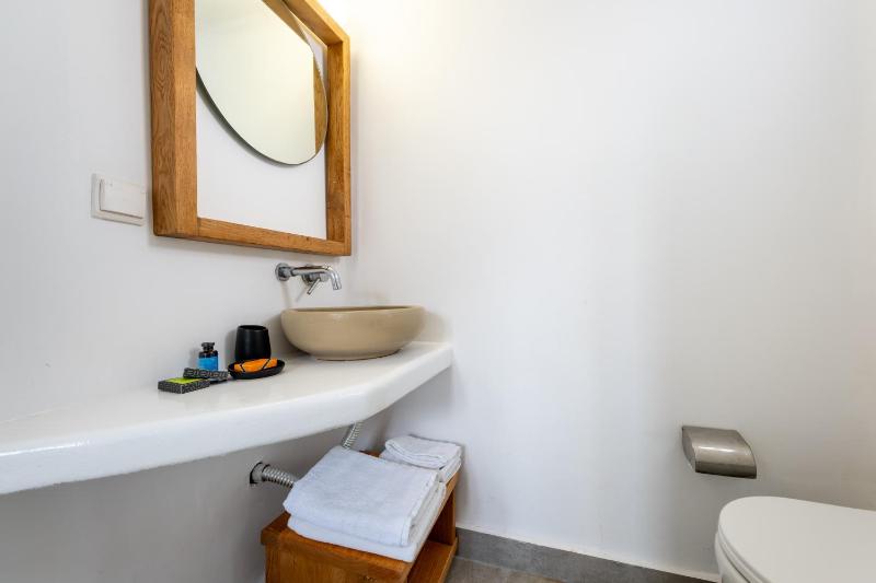 Honeymoon Suite with Plunge Pool & Caldera View image 2