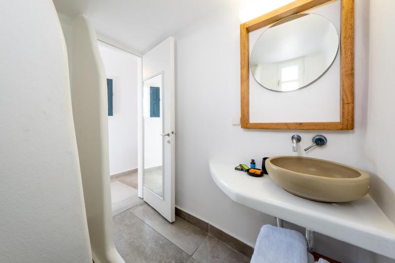 Honeymoon Suite with Plunge Pool & Caldera View image 3