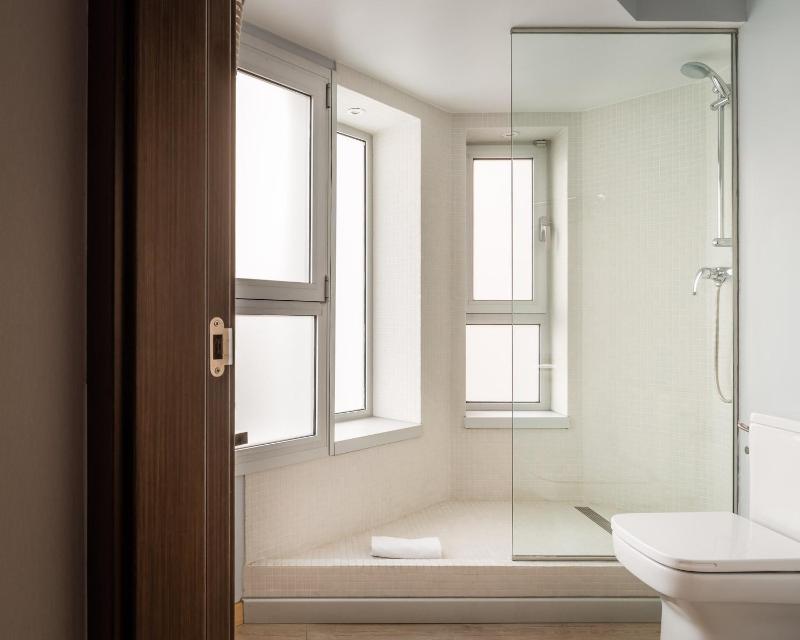 Double or Twin Room image 4