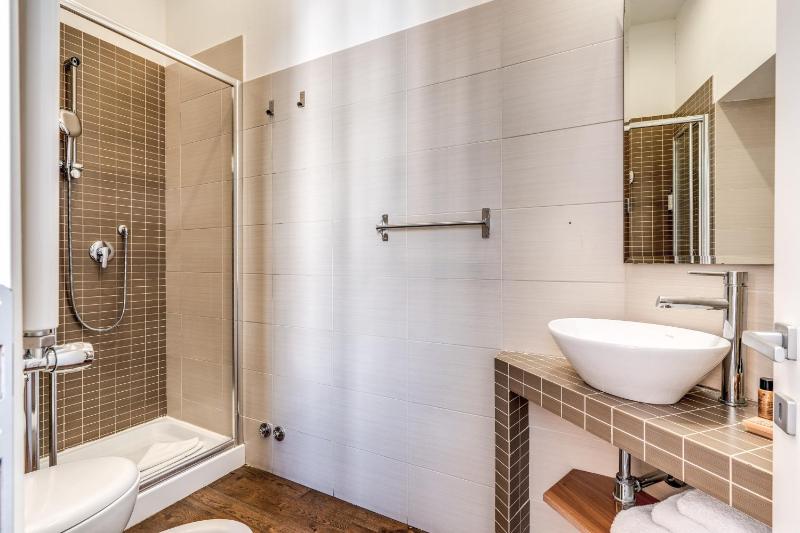 Deluxe Double Room with City View image 4