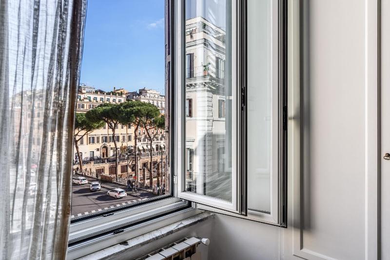 Deluxe Double Room with City View image 2